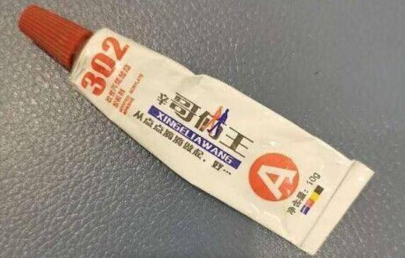 妻子誤把膠水當成眼藥水