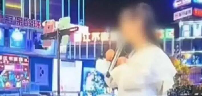 警方通報(bào)殘疾女子直播遭拍臀