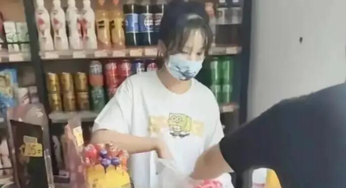 奶茶店老板娘回應穿著性感被舉報